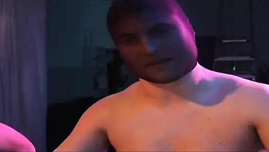 Sarışın hatun damlayan yumrukla genişliyor
