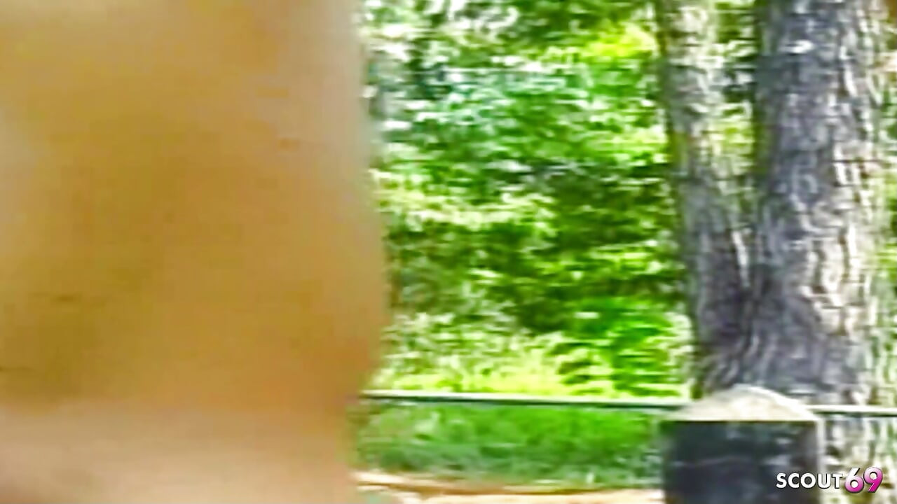 金发变性人在树林里被偷偷地干她紧致的菊花