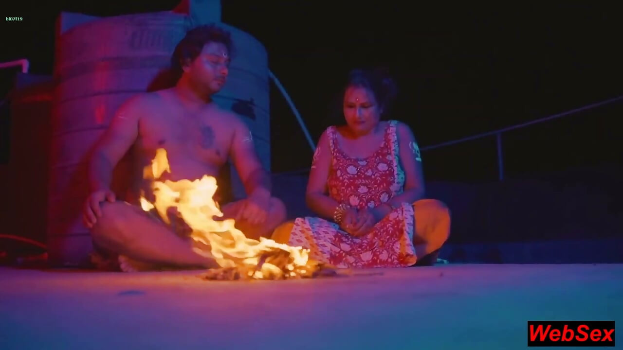 ונדו סדהו מזיין אישה גרושה יפה בכפר! סקס הודי