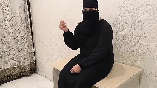 Wanita muslim datang ke klinik untuk check up dokter untuk ngentot memeknya