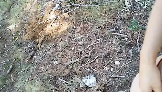 BÜYÜK GÖTLÜ BEYAZ KıZ AÇıK HAVADA HALKA AÇıK SIKIŞIYOR