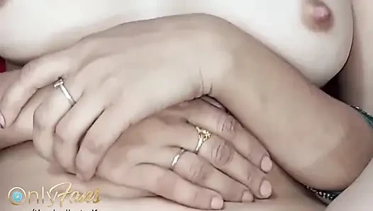Hintli romantik ırklararası çift edepsizce konuşuyor ve seks yapıyor