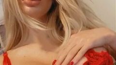 Une MILF blonde en lingerie rouge