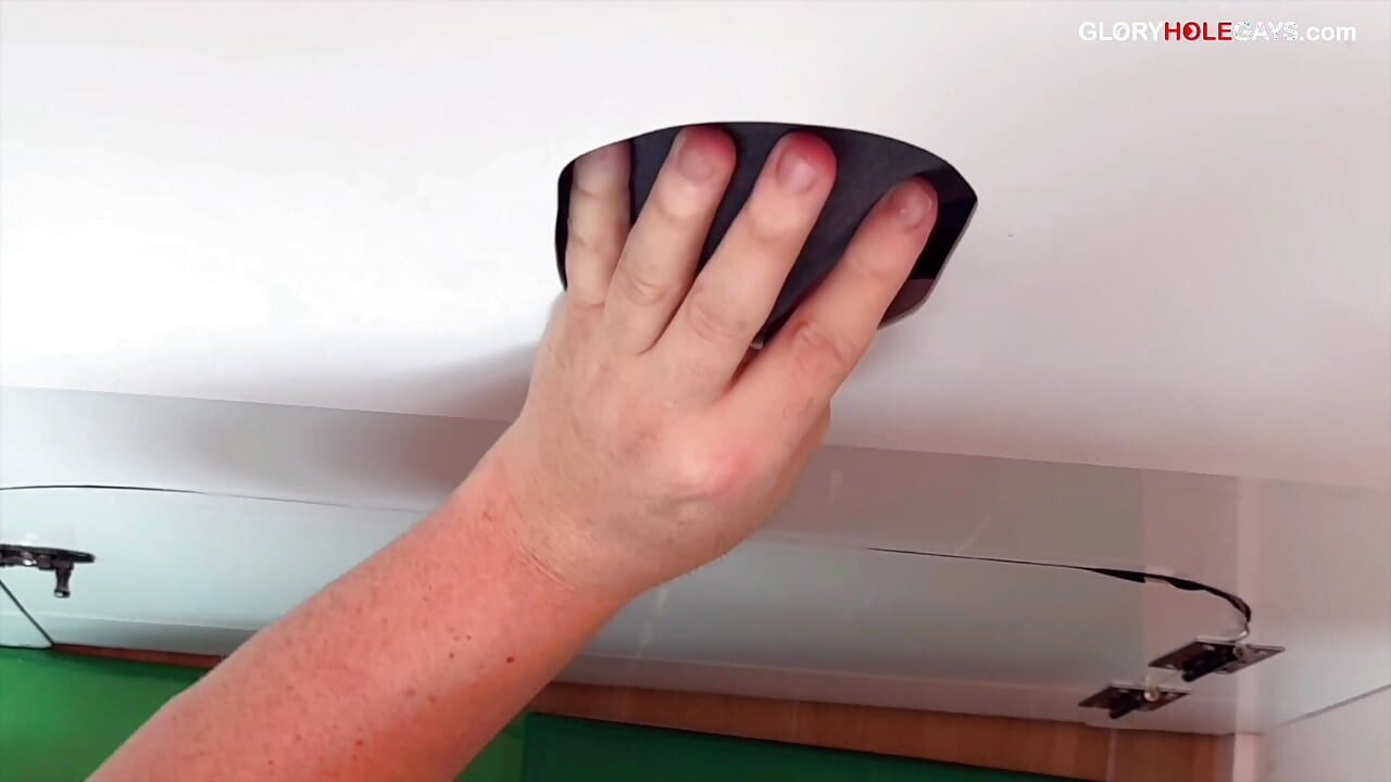 Tipul heterosexual e prima dată la gaura din zid - gloryhole - nervos, dur, și suge ca un nebun