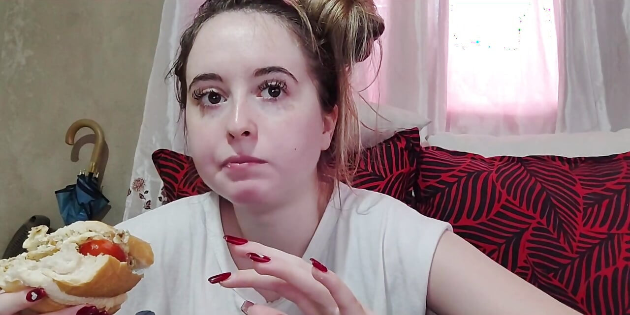 Comiendo un sándwich de tortilla con tomates cherry
