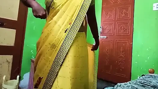 Ammu показывает большие сиськи и меняет сари
