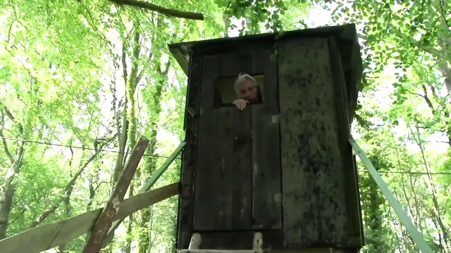 Blonde Milf wird auf Outdoor im Wald gefickt