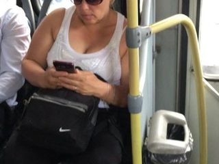 Milf-Titten hüpfen im Bus