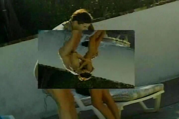 Прекрасна мацка поема голямо количество сперма в устата си след секс на открито