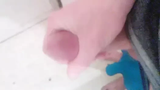 Boşalmak için mastürbasyon yapıyor