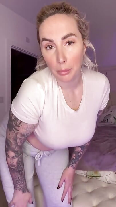 I Pull Down My Sweatpants to Show You My Big Juicy Ass