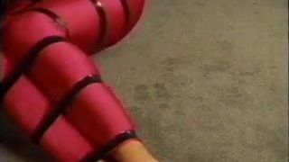 Garota de spandex tem pés e dedos dos pés colados