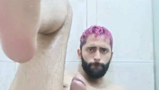 Wielki kutas Latino Camilo Brown za pomocą oleju i wibratora pod prysznicem, aby dać sobie intensywny orgazm prostaty