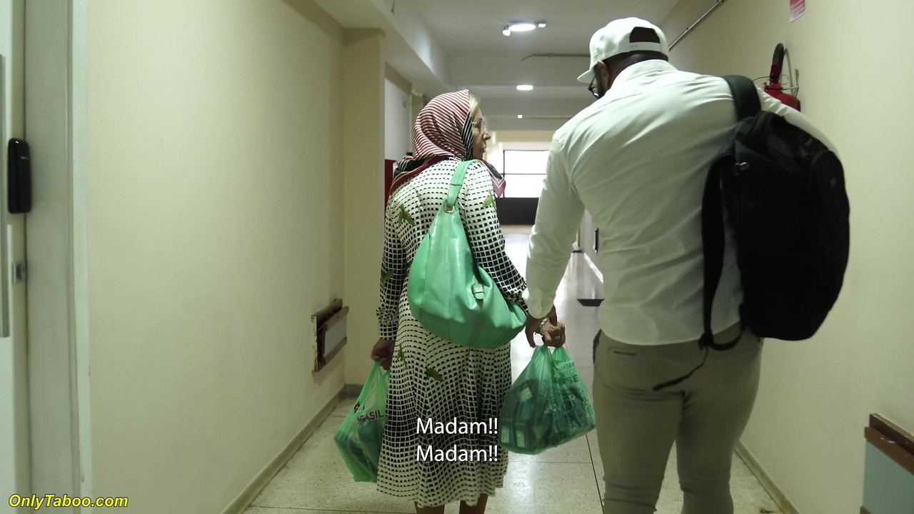 77岁的老奶奶的屁股被狠狠地摧残