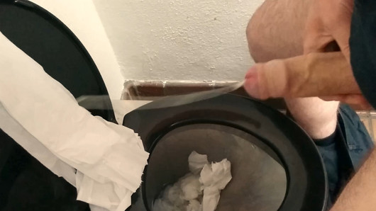 Dejar caer una corrida masiva en el baño de trabajo - slugsofcumguy