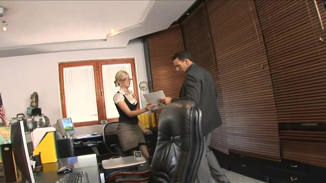 痴女ブロンドの女の子の猫とお尻のための巨根