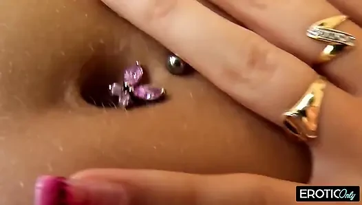 Cewek hot rambut pirang lagi asik muasin memeknya pakai dildo warna-warni - closeup