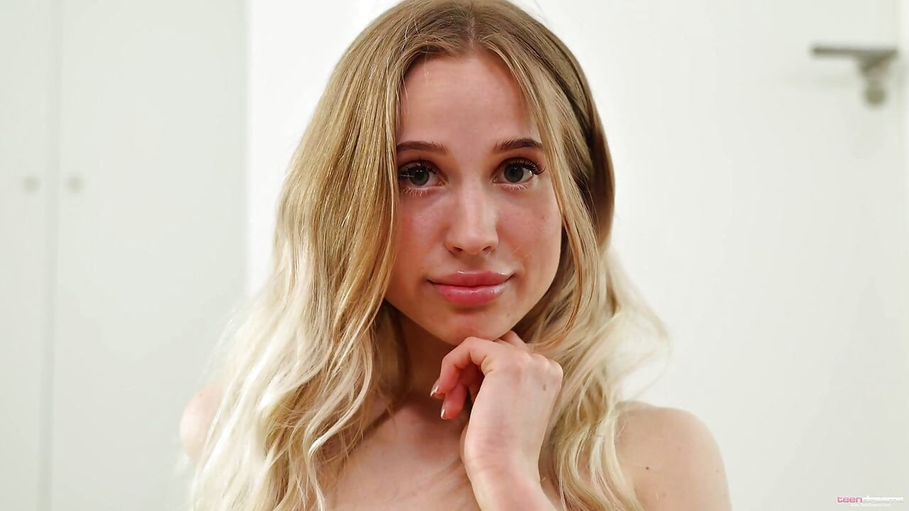 Nikki Hill en lingerie de Noël