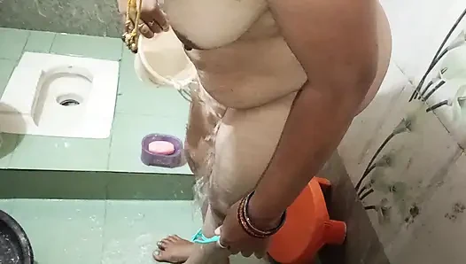 Desi aunty shaving for pussy  fucking before cleaning pussy