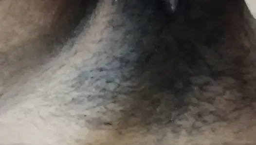 Pelacur semok lagi asik muasin dirinya sendiri pakai timun