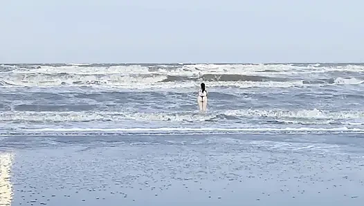 Meine nachbarin verliert am strand ihre kleidung.