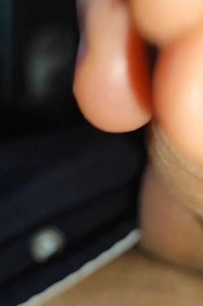 興奮して、ペニスは前戯液で濡れていた。