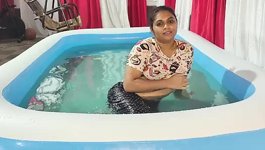 Mallu çift yüzme havuzunda sikişiyor ve oral seks yapıyor