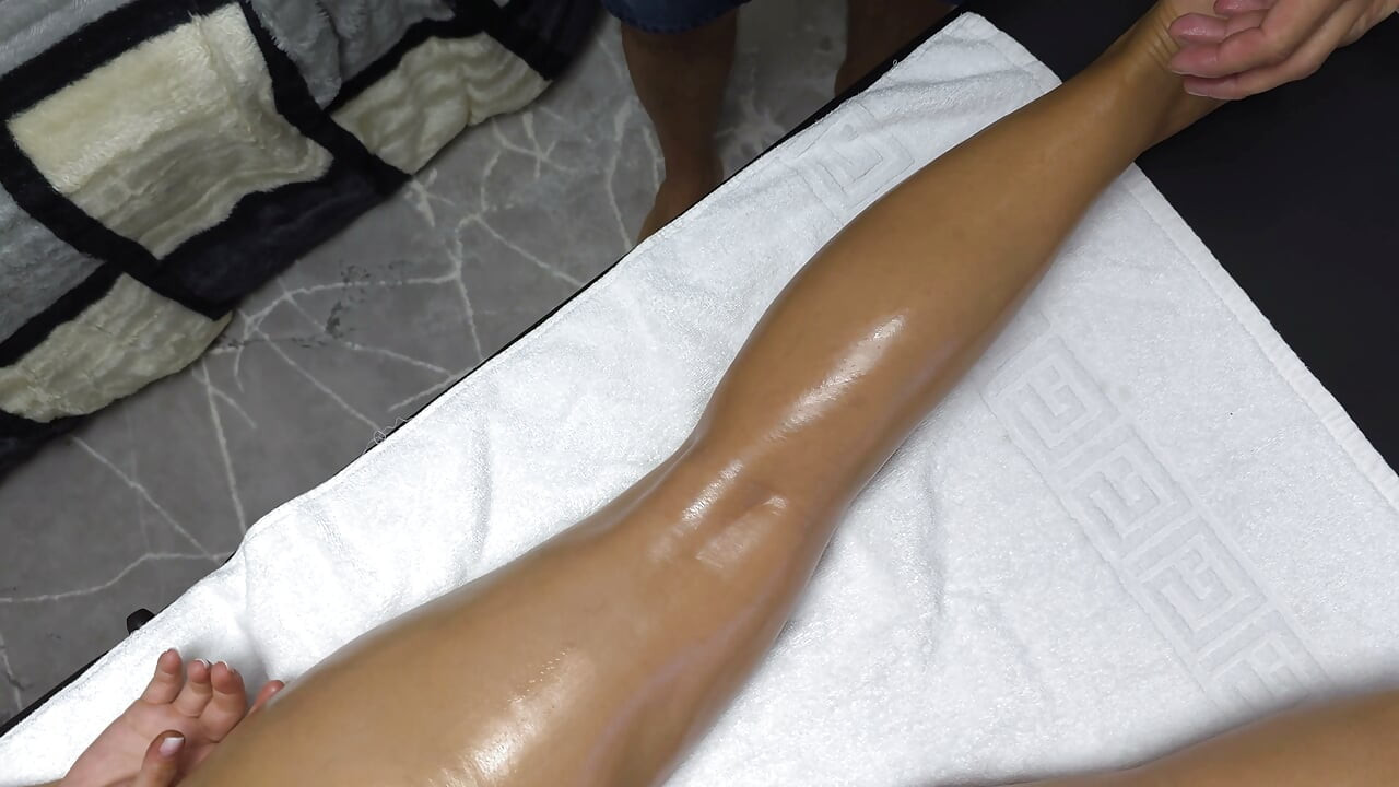 Married Wife Receive A Bonus From Massage Therapist! Intense Female Orgasms During Oiled Massage