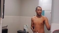 Miguel Brown im fitnessstudio nackt