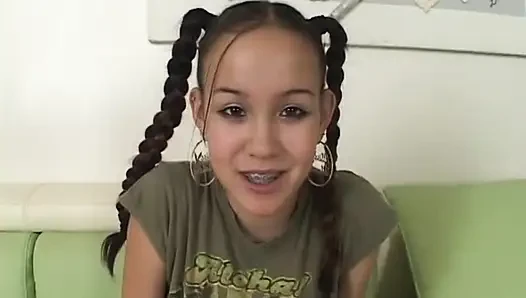 Schönes junges asiatisches mädchen mit zahnspange und zöpfen lutscht schwanz im pov-stil