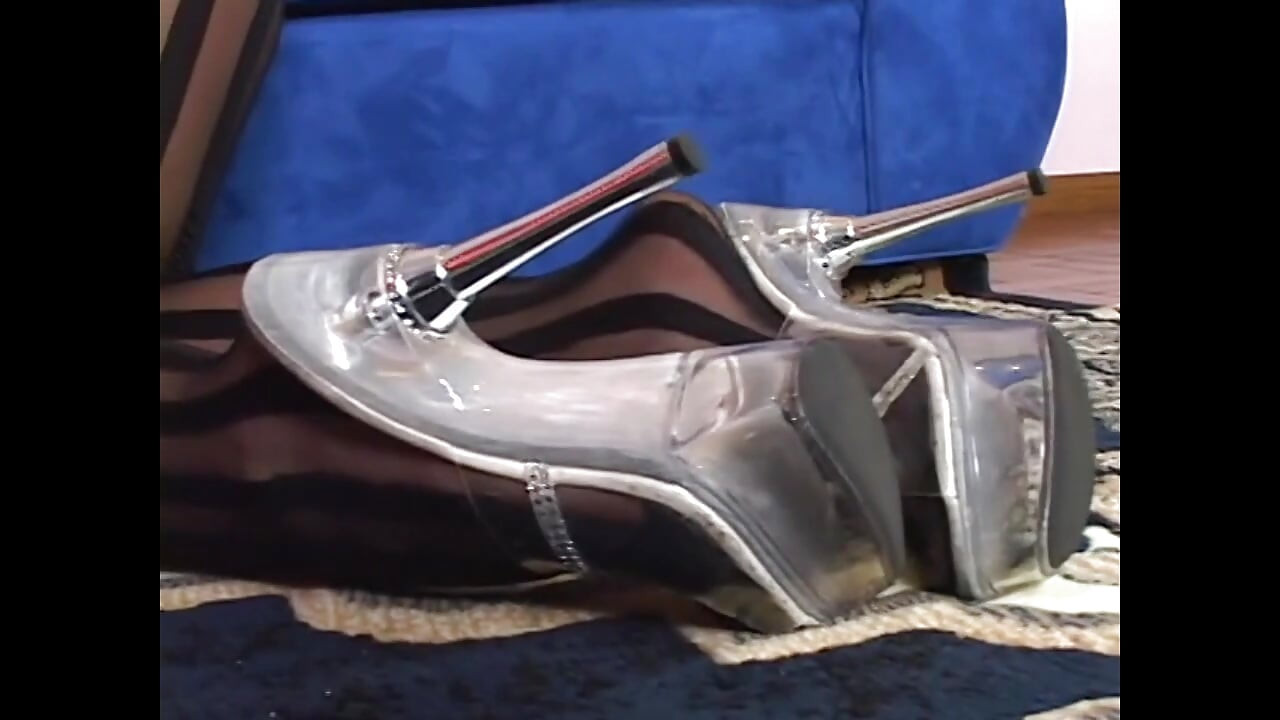 Dwie piękne lesbijki z dużymi cyckami liżą sobie cipkę z wibratorem w dupie