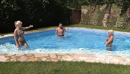 Auf dem bauch schlagender junge mit hartem schlag - Gary Corona & Antynia larouge & Lea Lexis - Full HD - von emilio hunter, teil 1