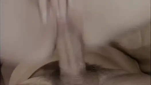 Ona iyi bir masaj yapıyor ve o da onun vajinasını ve poposunu sikiyor