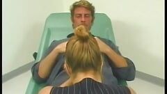 Bác sĩ tóc vàng vú gợi cảm bú và địt một con cu mập mạp trong phòng khám