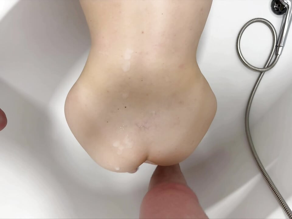 Une demi-sœur à gros cul se fait baiser en secret dans la salle de bain