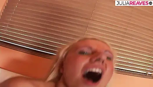 Heiße blondine bekommt muschi gedehnt, nachdem ein riesiger schwanz sie hart gestoßen hat