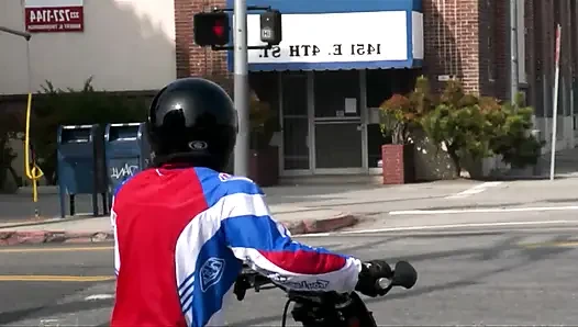 En ateşli üçlü seks iki fetiş bağımlısı fahişe ve büyük yaraklı bir adam