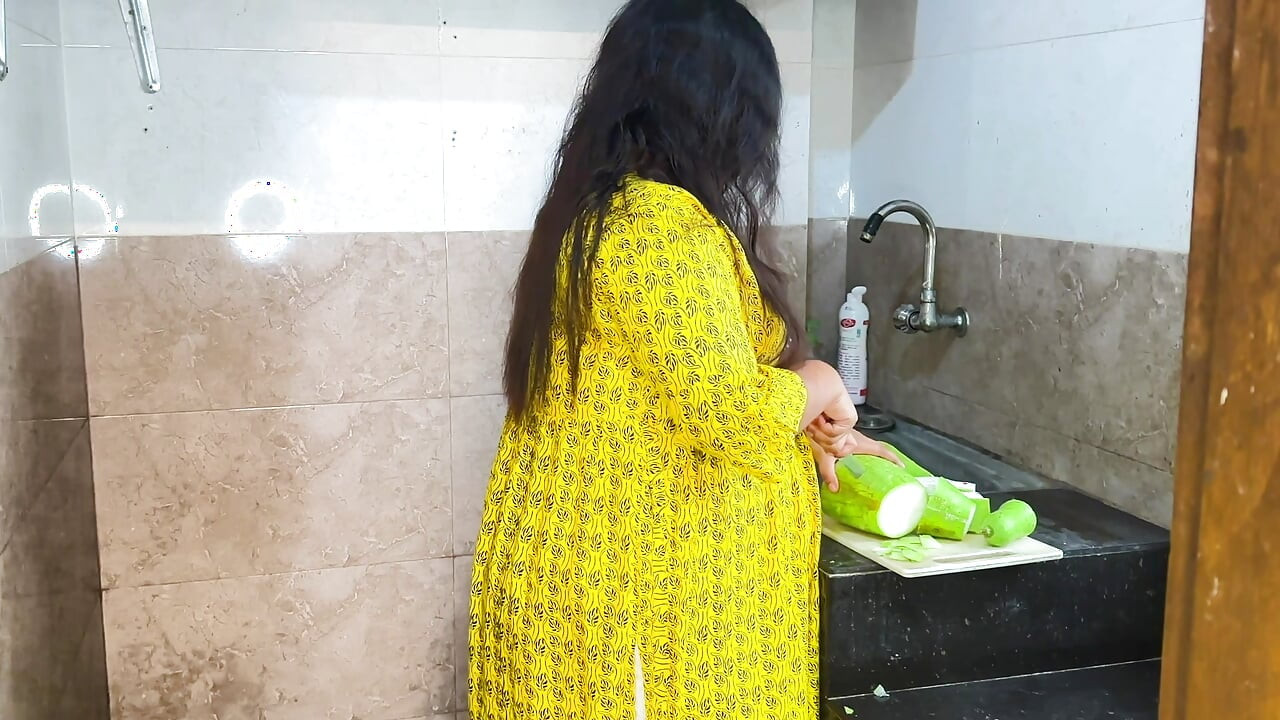 Suddenly I Fucked My Stepmother in Law While She Was Cutting Curry in the Kitchen - Desi Rough Sex