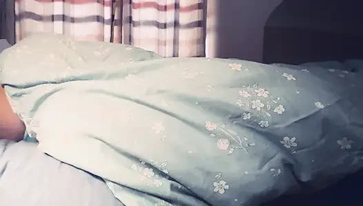 Papi weiß, wie mami gerne geweckt wird . Gutes lecken und fingerficken, damit sie am besten in den tag squirtet