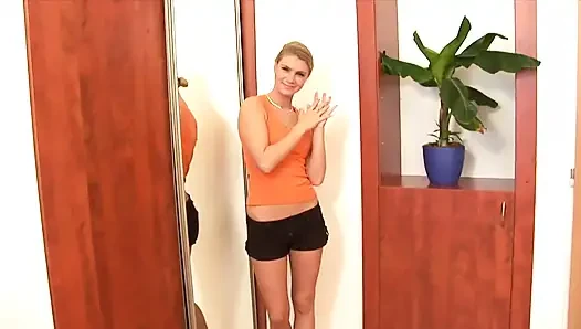 Yerde harika solo mastürbasyon