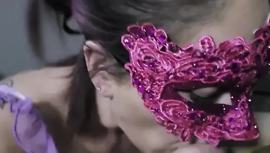 Versaute milf in einer rosa maske, blowjob mit schlucken