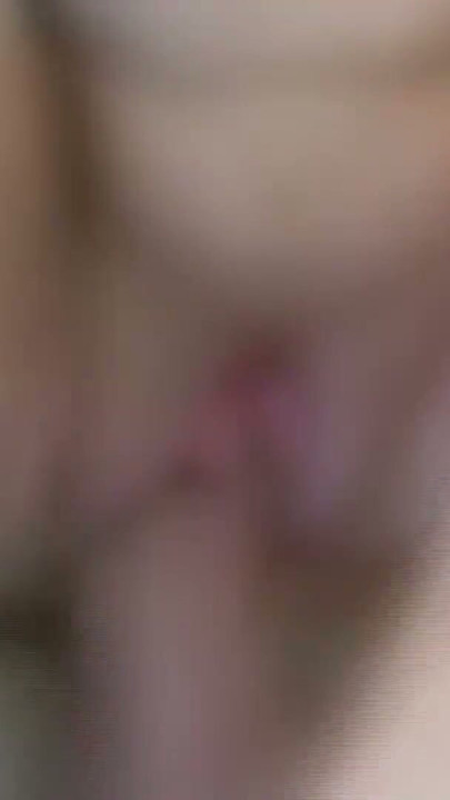 Blonde mollige Nachbarin mit Dildo zum squirten gebracht | Clip 1