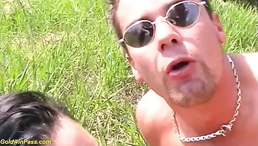 Dünne stiefschwester grob im freien anal gefickt