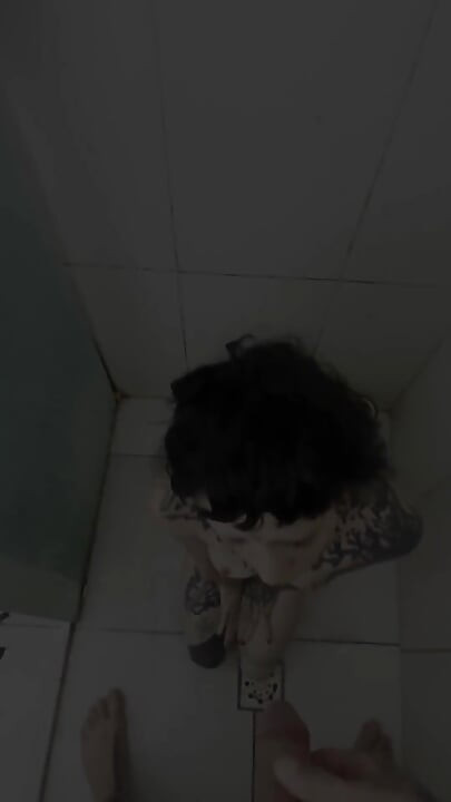 Puta tatuada nunca se detiene a medio camino cada gota, todo el tiempo, toda la orina