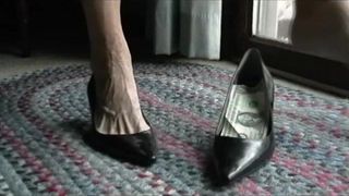 Mujer madura sexy pies venosos en el zapato