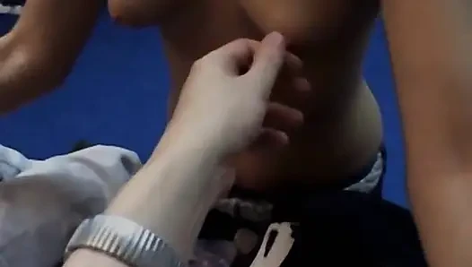 Ein teenager lutscht zwei alte perverse