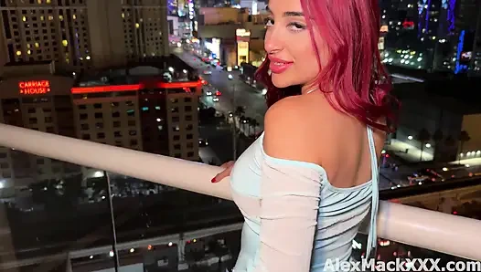 Мексиканская красотка Jessica Sodi трахается с барменом в Вегасе