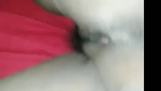 Hari ini, pacarku bermain dengan penisku, dan aku sangat menikmatinya, jadi, untuk memberinya kesenangan, aku menjilati memeknya.