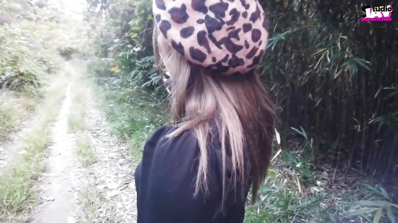 Vesela uredska dama smiješi se i prima u podnožje i uživa u završetku grla - F
