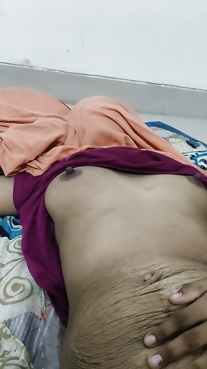 desi wife ke bur me ungli Kiya fir chut chatne lga chudai ke waqt Hindi Audio